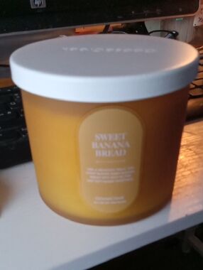 GOOSE CREEKSweet Banana Bread Scented Candle - Yellow NEW